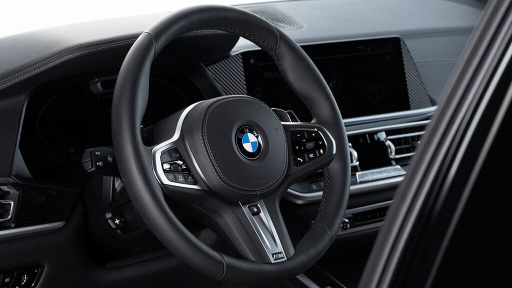 Inkas-BMW-X7-volant