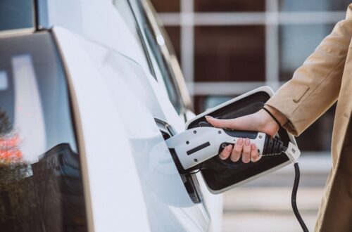 Žena nabíjí elektrické auto