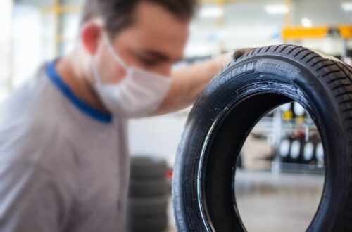 Muž mění pneumatiku