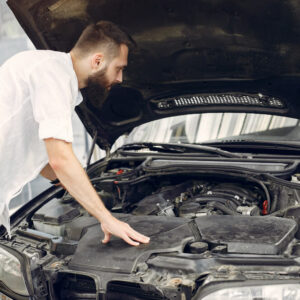 Muž a kapota automobilu